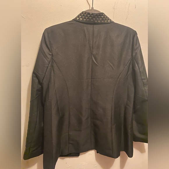 Fashionable black blazer w/ silver accents - Picture 4 of 4